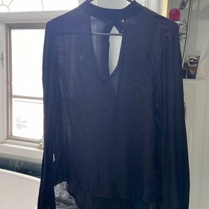 Blouse with keyhole opening in the fron and buttons in the back.